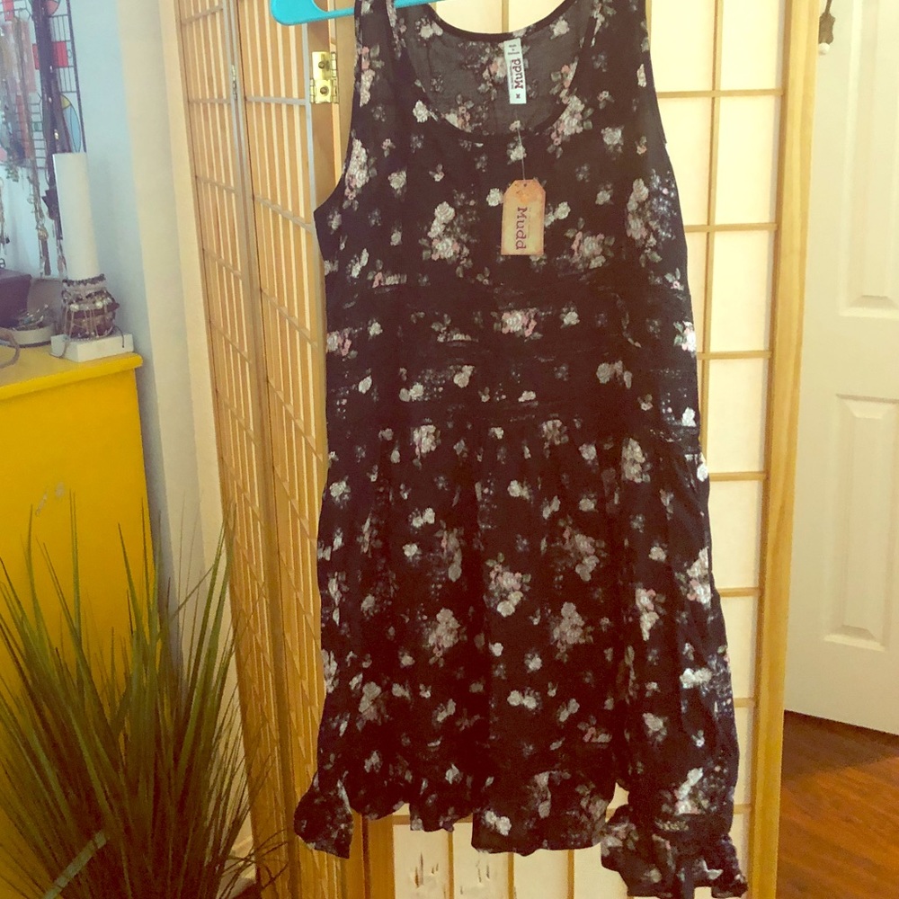 🖤SOLD🖤NWT Mudd Black floral dress with crochet
